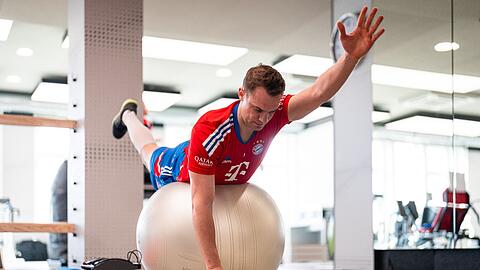 Manuel Neuer bei Cardio-Übungen im Fitnessraum des deutschen Rekordmeisters FC Bayern München.