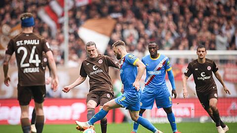 Eintracht-Torschütze Manuel Wintzheimer (M) gewann mit Braunschweig beim FC St.Pauli.