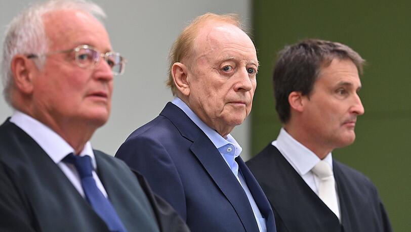 Juli 2025: Alfons Schuhbeck mit seinen Anwälten vor Gericht. Juli 2025: Alfons Schuhbeck mit seinen Anwälten vor Gericht.