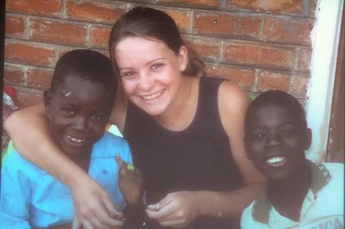 Anita G. war 2006 bereits als Helferin in Malawi im Einsatz. Dieses Foto wird derzeit in der  Immanuelgemeinde in Wolfsburg gezeigt.