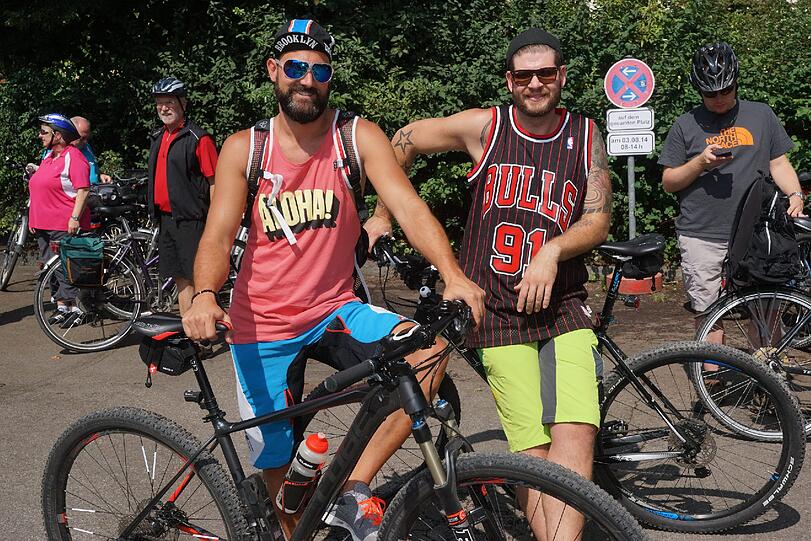 Mal sportlich, mal eher leger Gekleidet. Diese beiden Teilnehmer tragen zum radln ihre Basketball-Outfits.