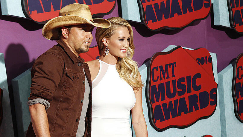 Jason Aldean ist frisch verlobt mit Brittany Kerr Jason Aldean ist frisch verlobt mit Brittany Kerr