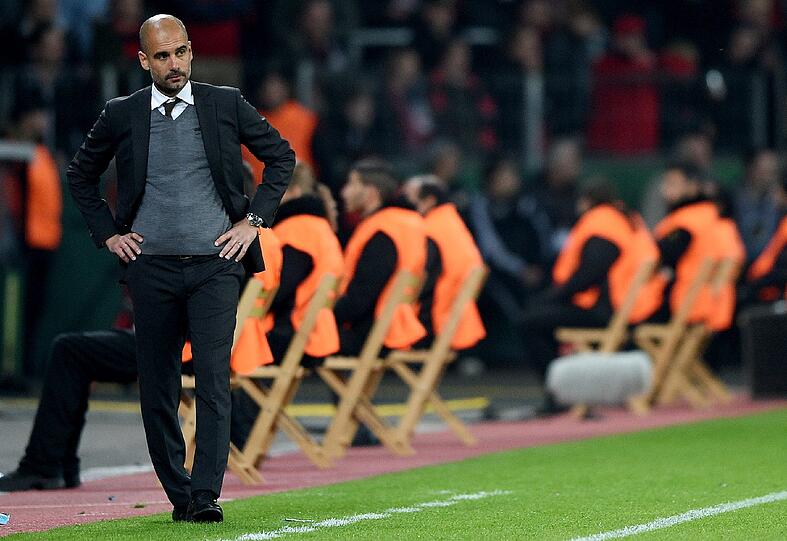 Vor dem Elfmeterschießen waren es noch die Stühle der Ordner. Später riss sich Guardiola eines der Sitzmöbel unter den Nagel.