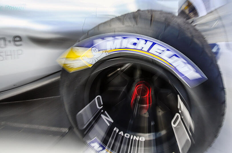 Ein Michelin-Reifen an einem Rennwagen der Formel E.