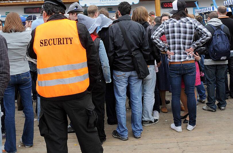 Ein 17-Jähriger schlug auf der Wiesn mit seinem Handy auf einen Security ein. Der verlor dadurch zwei Zähne. (Archivbild)