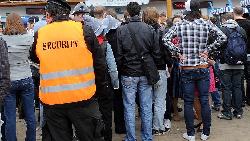 Ein 17-Jähriger schlug auf der Wiesn mit seinem Handy auf einen Security ein. Der verlor dadurch zwei Zähne. (Archivbild) Ein 17-Jähriger schlug auf der Wiesn mit seinem Handy auf einen Security ein. Der verlor dadurch zwei Zähne. (Archivbild)
