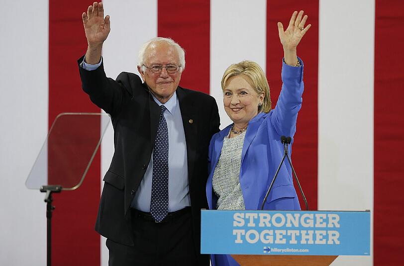 Hillary Clinton und Bernie Sanders bei ihrem Auftritt in Portsmouth.