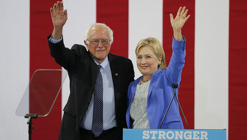 Hillary Clinton und Bernie Sanders bei ihrem Auftritt in Portsmouth. Hillary Clinton und Bernie Sanders bei ihrem Auftritt in Portsmouth.