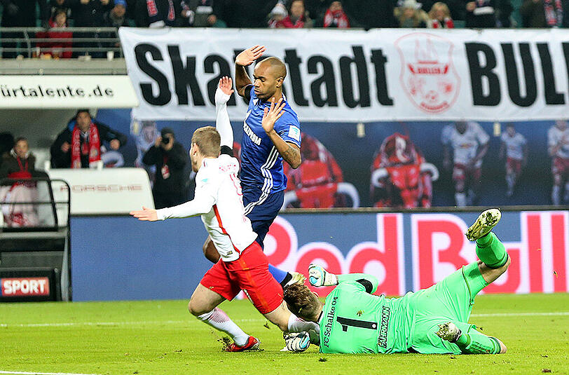 &bdquo;Die zweite Aktion war schlecht, sorry!&ldquo;, sagt Leipzigs Werner (l.) einen Tag nach seiner Schwalbe gegen Schalke um Keeper Fährmann.