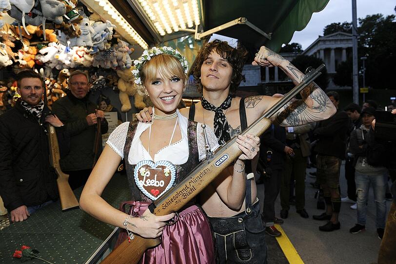 Lederhose und nichts darunter: Bonnie Stranges Freund Leebo Freeman provozierte auf dem Oktoberfest.