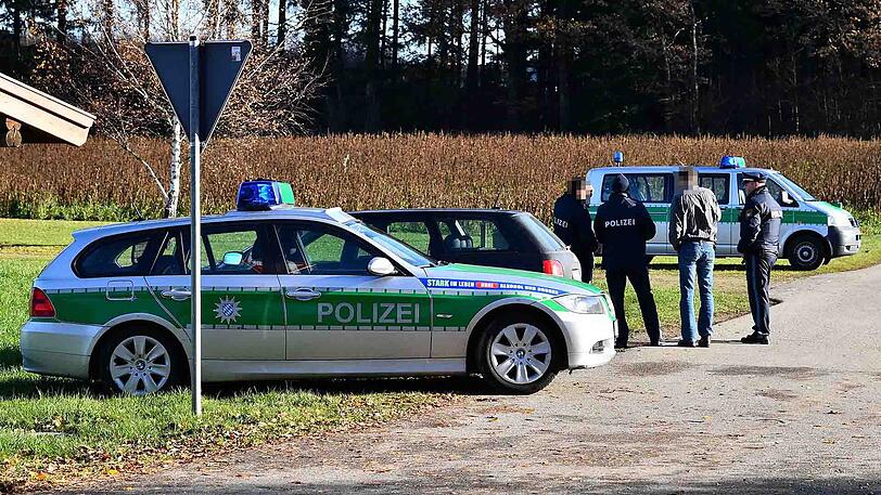 In einem Waldstück zwischen Kienberg und Schnaitsee sollen menschliche Leichenteile gefunden worden sein. Die Polizei ermittelt. Die Bilder.