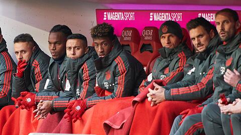 Die Bayern-Bank gegen Hertha BSC (v.l.): Rafinha, Renato Sanches, Thiago, Kingsley Coman, Thomas Müller und Sven Ulreich. Aktuell gehört aus diesem Sextett nur der Spanier Thiago zur Stammelf.