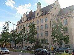 Eine Erweiterung der Grundschule an der Fürstenrieder Straße fordert MdL Bernhard.