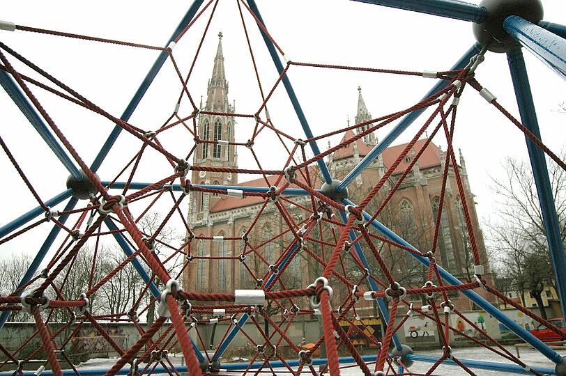 Verwaisen die Kinderspielplätze Obergiesings bald? So schlimm wird es trotz sinkender Geburtenrate wohl nicht. In Hintergrund ist das Wahrzeichen des Stadtbezirks zu sehen, die Heilig-Kreuz-Kirche.