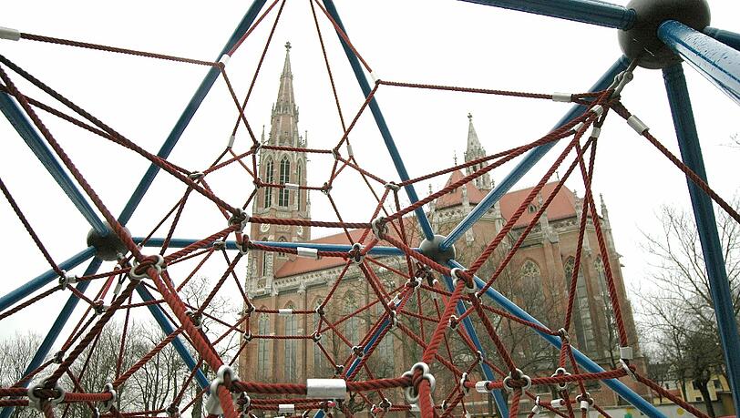 Verwaisen die Kinderspielplätze Obergiesings bald? So schlimm wird es trotz sinkender Geburtenrate wohl nicht. In Hintergrund ist das Wahrzeichen des Stadtbezirks zu sehen, die Heilig-Kreuz-Kirche. Verwaisen die Kinderspielplätze Obergiesings bald? So schlimm wird es trotz sinkender Geburtenrate wohl nicht. In Hintergrund ist das Wahrzeichen des Stadtbezirks zu sehen, die Heilig-Kreuz-Kirche.