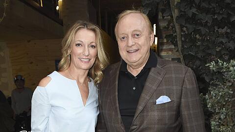 Monika Gruber und Alfons Schuhbeck verbindet eine lange Freundschaft. Trotz des Verfahrens wegen Steuerhinterziehung hält die Kabarettistin weiter zu dem Gastronom.