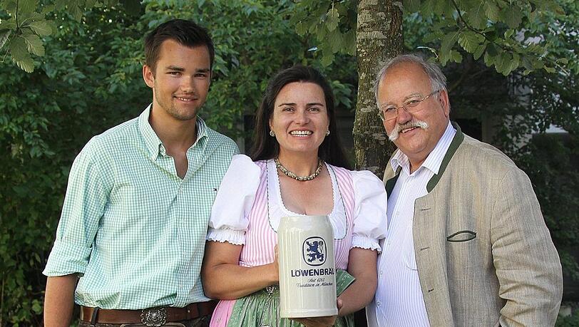 Wirtefamilie: Lukas mit Mama Steffi Spendler und Opa Wiggerl. Wirtefamilie: Lukas mit Mama Steffi Spendler und Opa Wiggerl.