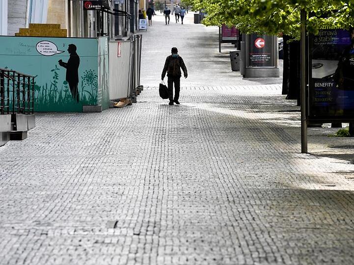 Der fast menschenleere Wenzelsplatz. Tschechien lockert langsam einige seiner Coronavirus-Beschränkungen, so sind auch Hochzeiten wieder erlaubt - mit Auflagen.