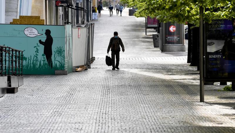 Der fast menschenleere Wenzelsplatz. Tschechien lockert langsam einige seiner Coronavirus-Beschränkungen, so sind auch Hochzeiten wieder erlaubt - mit Auflagen. Der fast menschenleere Wenzelsplatz. Tschechien lockert langsam einige seiner Coronavirus-Beschränkungen, so sind auch Hochzeiten wieder erlaubt - mit Auflagen.