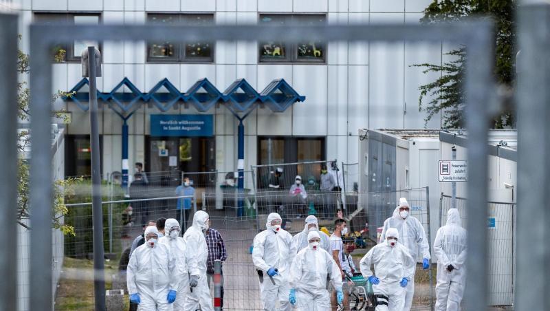 Beamte der Polizei und des Ordnungsamtes in Schutzanzügen vor der St. Augustiner Flüchtlingsunterkunft in NRW. Beamte der Polizei und des Ordnungsamtes in Schutzanzügen vor der St. Augustiner Flüchtlingsunterkunft in NRW.