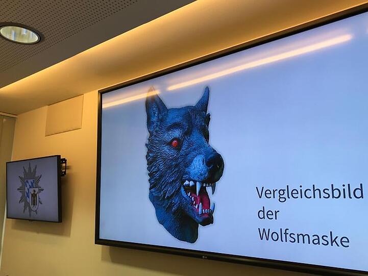 Auf einem Bildschirm im Polizeipräsidium präsentiert die Polizei ein Vergleichsbild einer Wolfsmaske. Foto: Wera Engelhardt/Archivbild