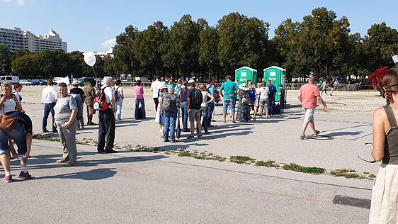 Bunte Souveniers, lange Schlangen vor den WCs und ein hohes Polizeiaufgebot: Klingt wie Oktoberfest, ist aber die Querdenker-Demo
