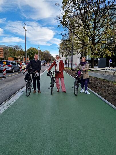 Freuen sich über den neuen Radlweg (v.l.): Grünen-Stadtrat Christian Smolka, Bürgermeisterin Katrin Habenschaden und Grünen-Stadträtin Gudrun Lux.