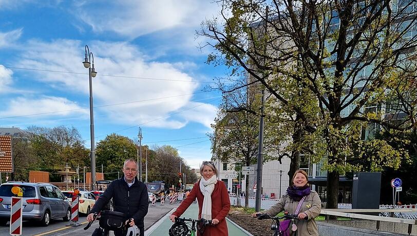 Freuen sich über den neuen Radlweg (v.l.): Grünen-Stadtrat Christian Smolka, Bürgermeisterin Katrin Habenschaden und Grünen-Stadträtin Gudrun Lux. Freuen sich über den neuen Radlweg (v.l.): Grünen-Stadtrat Christian Smolka, Bürgermeisterin Katrin Habenschaden und Grünen-Stadträtin Gudrun Lux.