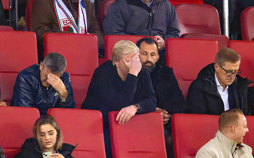 Oliver Kahn: Konsterniert in Augsburg.