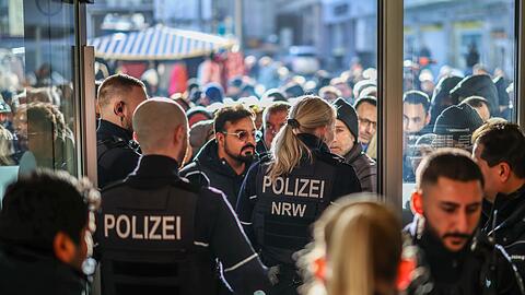 Polizeieinsatz an der Sparkassenfiliale in Gelsenkirchen-Buer. Eine gro&szlig;e Menschenmenge versammelte sich vor der Filiale.
