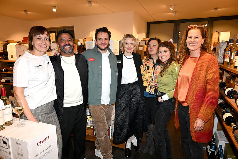 Kathrin Anna Stahl, Simon Pearce, Tommy Schwimmer, Sina Wilke, Anca Miruna Lazarescu, Lara Mandoki, Heidrun Gärtner bei der Eröffnung von "Jacques' Weindepot". Kathrin Anna Stahl, Simon Pearce, Tommy Schwimmer, Sina Wilke, Anca Miruna Lazarescu, Lara Mandoki, Heidrun Gärtner bei der Eröffnung von "Jacques' Weindepot".