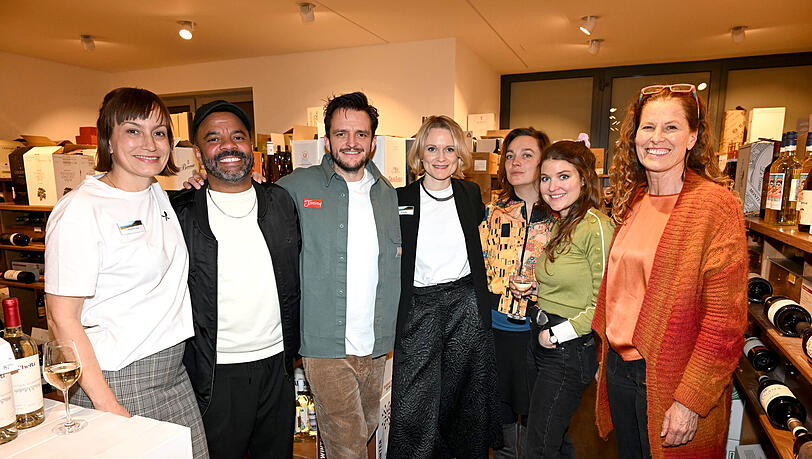 Kathrin Anna Stahl, Simon Pearce, Tommy Schwimmer, Sina Wilke, Anca Miruna Lazarescu, Lara Mandoki, Heidrun G&auml;rtner bei der Er&ouml;ffnung von "Jacques' Weindepot".