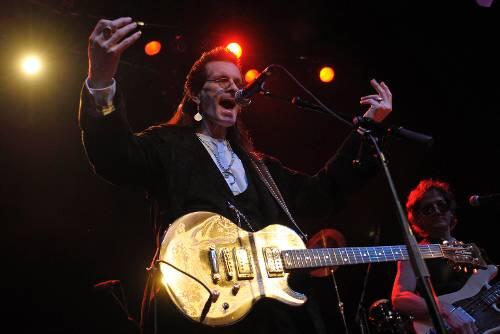 Willy DeVille, der &bdquo;Prototyp eines Rock&rsquo;n&rsquo;Rollers&ldquo; so, wie ihn seine Fans lieben: Mit umgehängter Gitarre, gestikulierenden Armen und rauer, dreckiger Stimme.