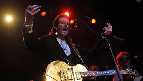 Willy DeVille, der „Prototyp eines Rock’n’Rollers“ so, wie ihn seine Fans lieben: Mit umgehängter Gitarre, gestikulierenden Armen und rauer, dreckiger Stimme. Willy DeVille, der „Prototyp eines Rock’n’Rollers“ so, wie ihn seine Fans lieben: Mit umgehängter Gitarre, gestikulierenden Armen und rauer, dreckiger Stimme.