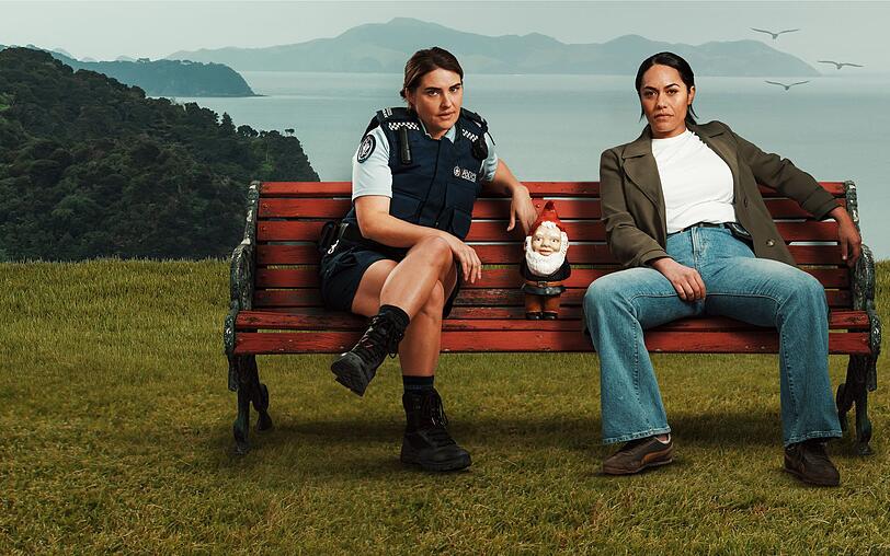 Deb Brighton (Morgana O'Reilly, links) und Mihi Renata (Roimata Fox) m&uuml;ssen gemeinsam auf Verbrecherjagd gehen. Dummerweise steht auf der pers&ouml;nlichen Ebene so einiges zwischen ihnen, denn die beiden waren einmal ein Liebespaar und gingen offenbar nicht einvernehmlich auseinander.