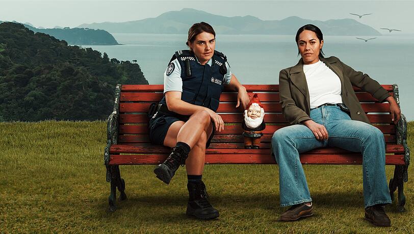 Deb Brighton (Morgana O'Reilly, links) und Mihi Renata (Roimata Fox) müssen gemeinsam auf Verbrecherjagd gehen. Dummerweise steht auf der persönlichen Ebene so einiges zwischen ihnen, denn die beiden waren einmal ein Liebespaar und gingen offenbar nicht einvernehmlich auseinander. Deb Brighton (Morgana O'Reilly, links) und Mihi Renata (Roimata Fox) müssen gemeinsam auf Verbrecherjagd gehen. Dummerweise steht auf der persönlichen Ebene so einiges zwischen ihnen, denn die beiden waren einmal ein Liebespaar und gingen offenbar nicht einvernehmlich auseinander.