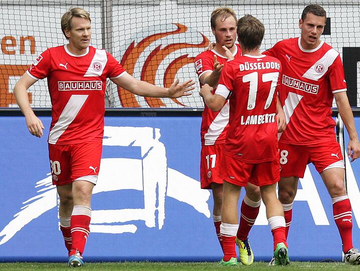 Sascha Rösler (links) freut sich mit seinen Teamkollegen über sein Tor zum 1:0.