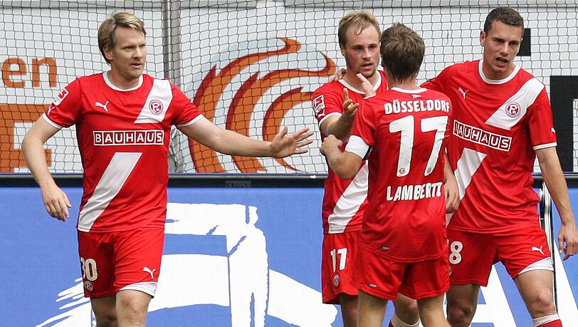 Sascha Rösler (links) freut sich mit seinen Teamkollegen über sein Tor zum 1:0. Sascha Rösler (links) freut sich mit seinen Teamkollegen über sein Tor zum 1:0.