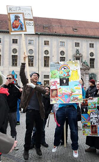 Affige Kostüme, witzige Plakate und viele Masken: Die Bilder von der Anti-ACTA-Demo in München