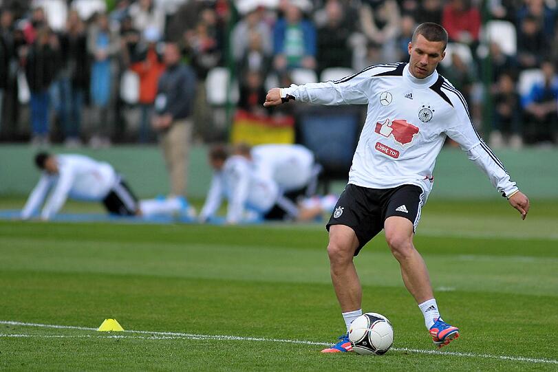 "Dankeschön, Polen" und "Gefällt mir" auf Polnisch - mit 11.000 Fans gerät das erste DFB-Training in Polen zum herzlichen Willkommensfest - und zur Geburtstagsparty für Lukas Podolski.