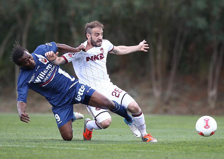 Javier Pinola (rechts) will gegen Stuttgart gewinnen, um am Sonntag in Ruhe Geburtstag feiern zu können.