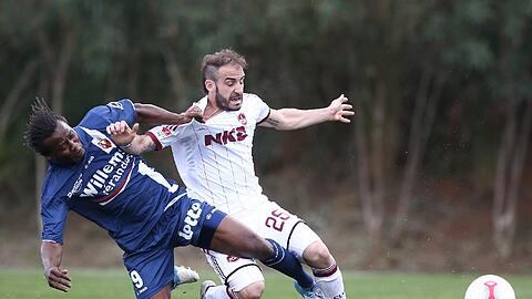 Javier Pinola (rechts) will gegen Stuttgart gewinnen, um am Sonntag in Ruhe Geburtstag feiern zu können.