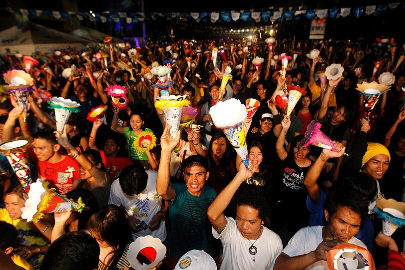 Mit einem Weltrekord ins neue Jahr: In Davao City in den südlichen Philippinen wird der Rekord für die meisten SimultanTröter aufgestellt.
