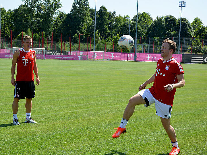 Olly Murs (r.) beim Trainingsspiel mit Bastian Schweinsteiger
