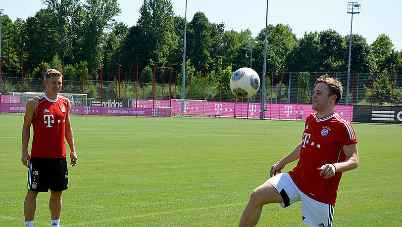 Olly Murs (r.) beim Trainingsspiel mit Bastian Schweinsteiger Olly Murs (r.) beim Trainingsspiel mit Bastian Schweinsteiger