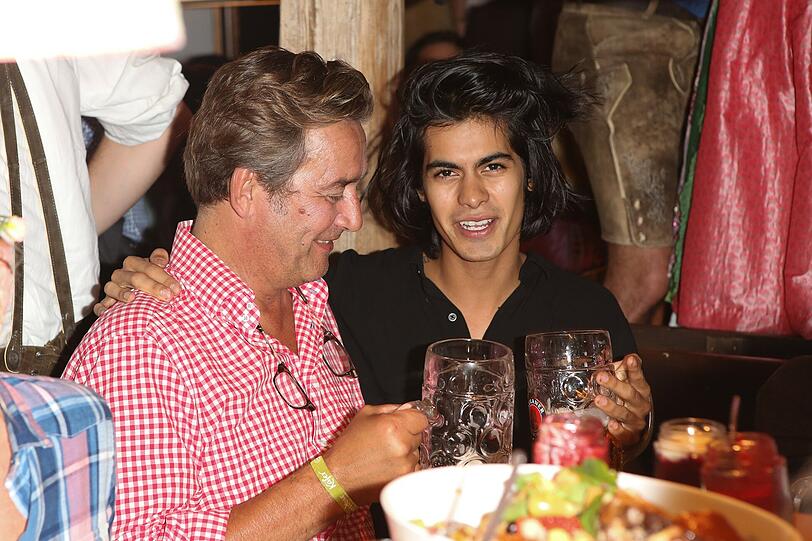 Der Freund von Roland Emmerich, Omar de Soto (r.), war auch bei der Sause im Käferzelt dabei.
