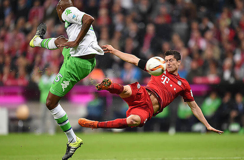 Beide Stürmer sind ziemlich komplett. Lewandowski bringt eine starke Beweglichkeit mit sich - hier beim Traumtor gegen Wolfsburg - und hat einer außergewöhnliche Technik.