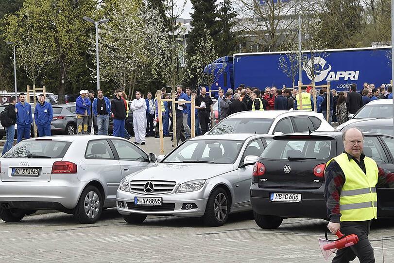 Ein technischer Defekt führte zu einem Großbrand beim Textilprouzenten Gore. Hier die Bilder des Brandes.