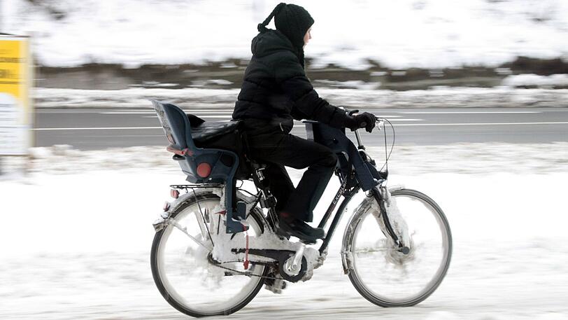 Radfahren im Winter ist gar nicht so einfach: Schnee und Eis machen die Fahrbahn rutschig, und die Kälte kann extrem unangenehm werden. (Symbolbild)