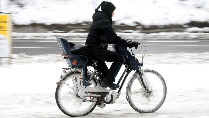 Radfahren im Winter ist gar nicht so einfach: Schnee und Eis machen die Fahrbahn rutschig, und die Kälte kann extrem unangenehm werden. (Symbolbild) Radfahren im Winter ist gar nicht so einfach: Schnee und Eis machen die Fahrbahn rutschig, und die Kälte kann extrem unangenehm werden. (Symbolbild)